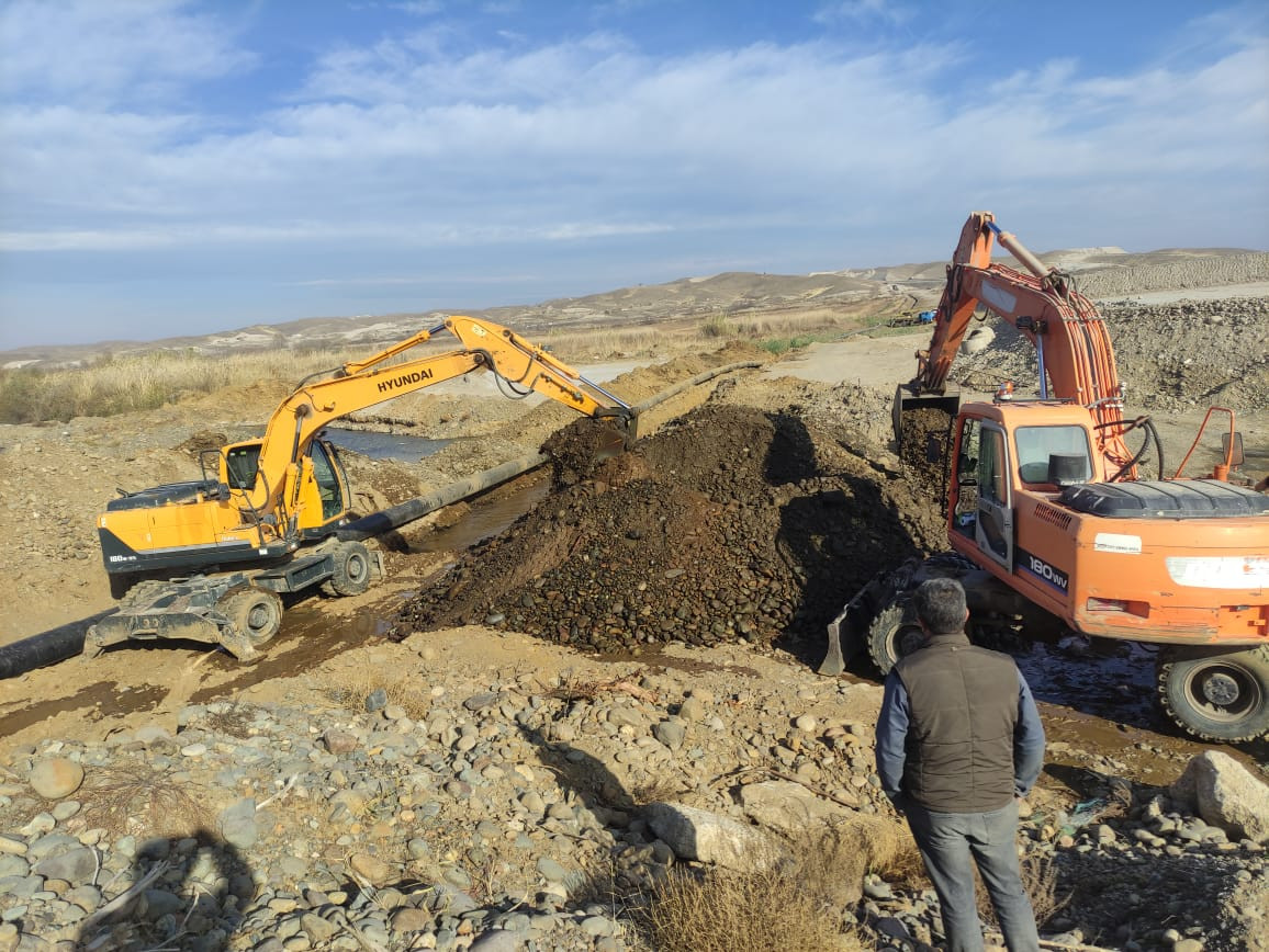 Borunun Xəndəyə Endirilməsi və Montaj Prosesi